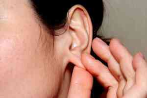 До чого свербить мочка вуха
